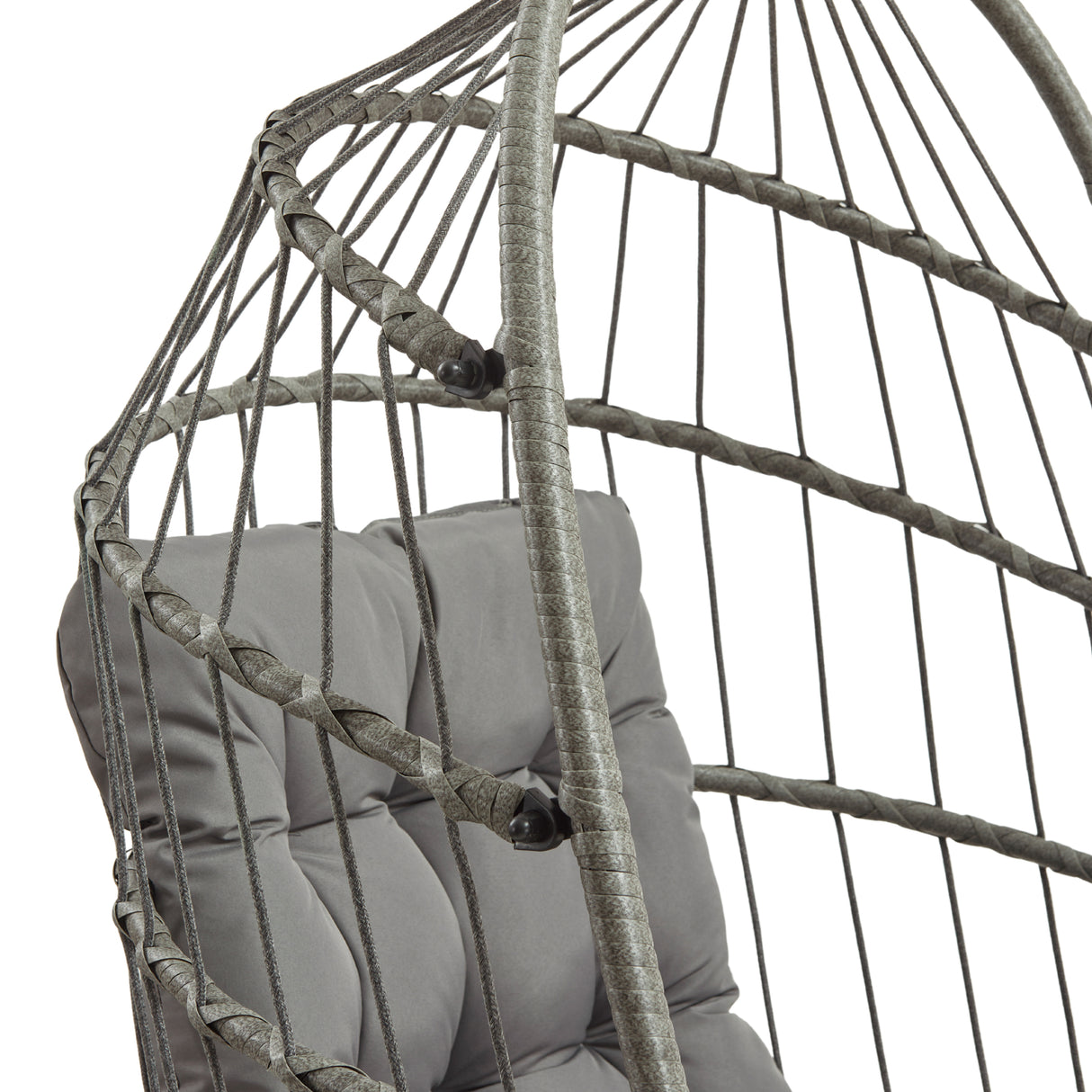 Poltrona sospesa a uovo in rattan grigio, con struttura metallica e cuscino grigio chiaro, design elegante e moderno