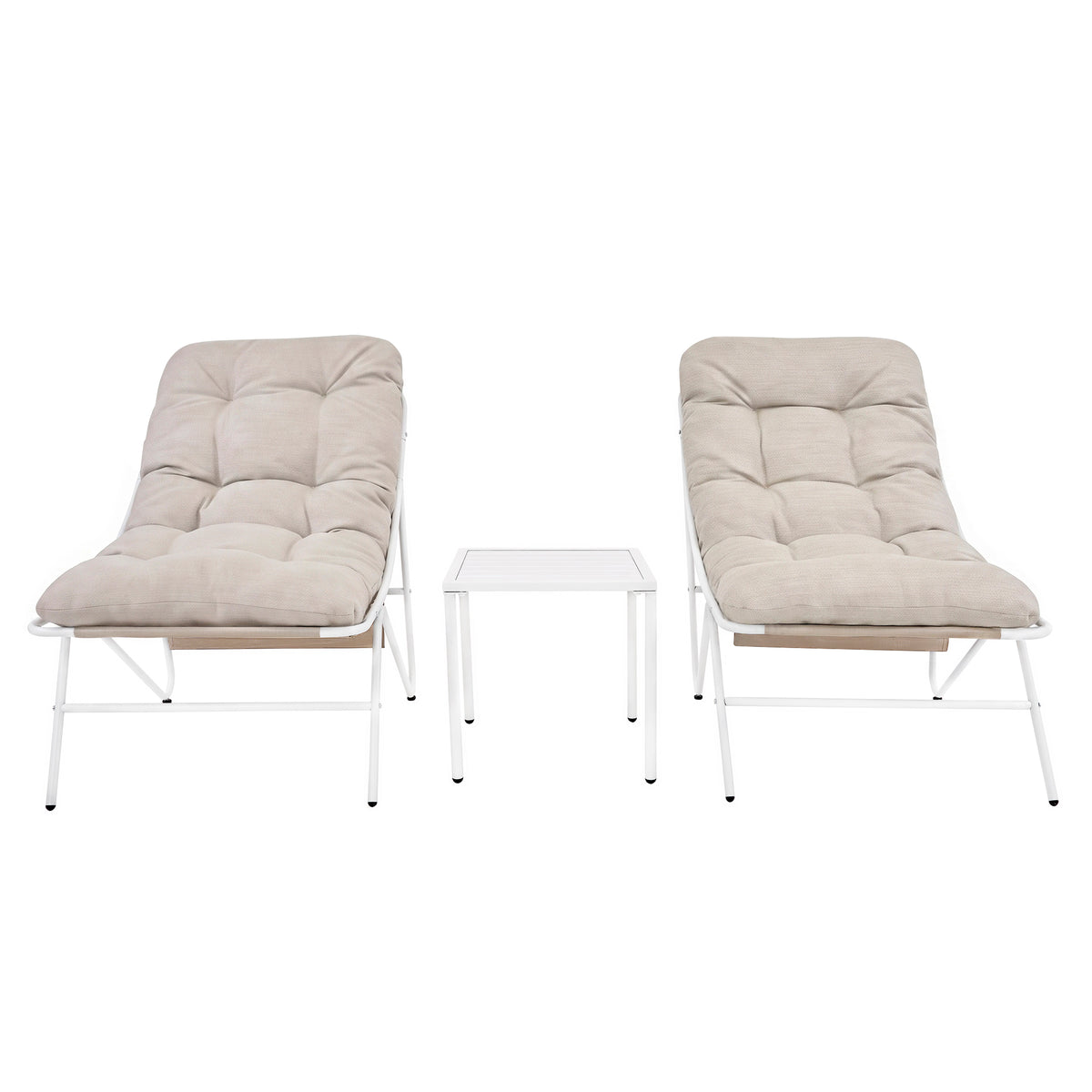 Due sedie a sdraio beige con cuscini morbidi e un tavolino bianco in metallo, perfette per un ambiente esterno elegante e confortevole