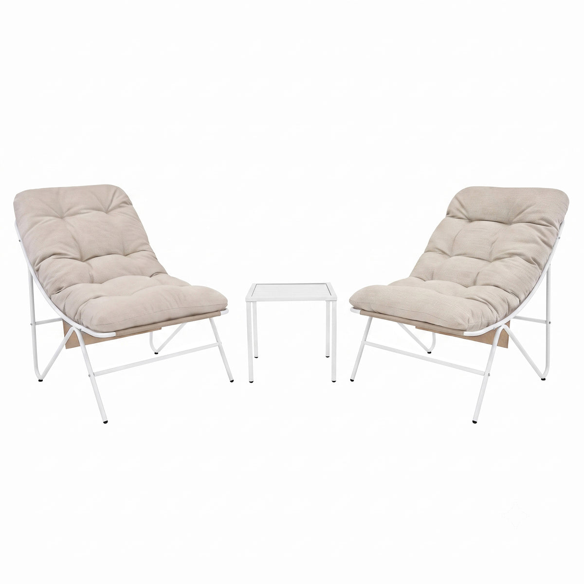 Due poltrone beige con cuscini morbidi e struttura bianca, affiancate a un tavolino trasparente in vetro, design moderno e accogliente