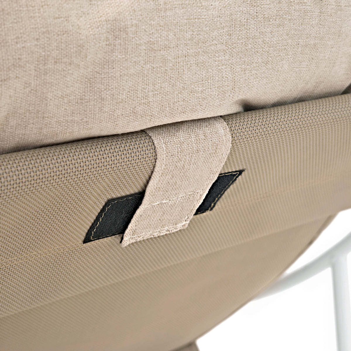Sedia moderna con rivestimento in tessuto beige, schienale imbottito e dettagli in pelle nera, design elegante e funzionale