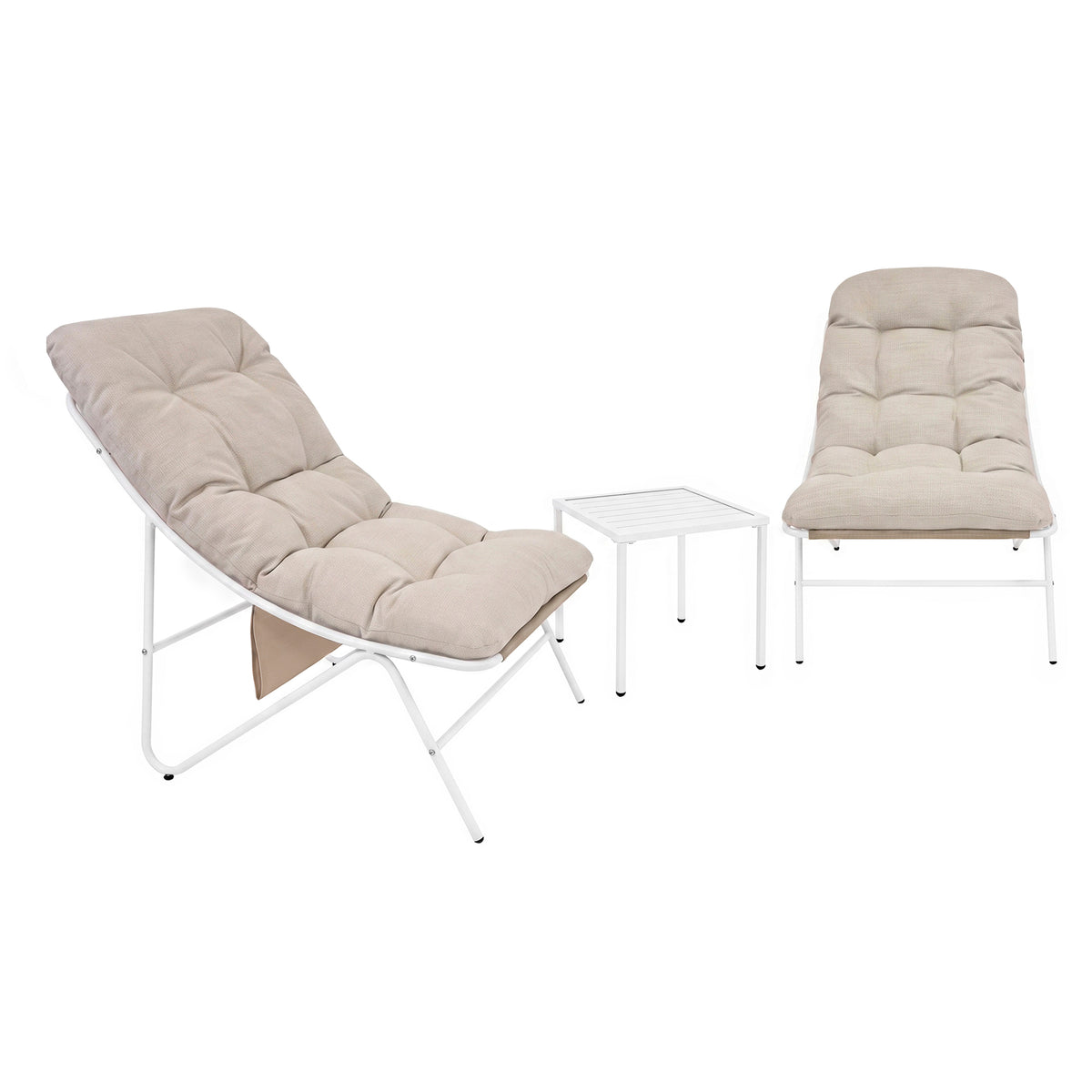 Set di due poltrone reclinabili beige con cuscini morbidi e tavolino bianco in metallo, ideale per esterni o interni moderni