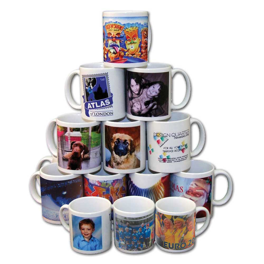 Tazze in ceramica bianca per sublimazione, impilate in diverse posizioni, decorate con immagini colorate e vivaci, ideali per personalizzazione