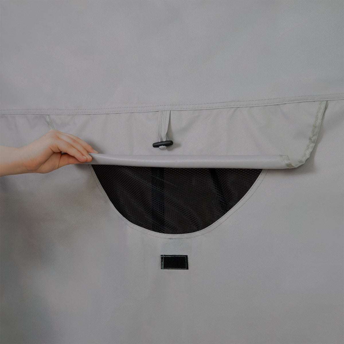 Tenda per moto grigia con apertura in rete nera, materiale resistente e texture liscia, ideale per proteggere il veicolo