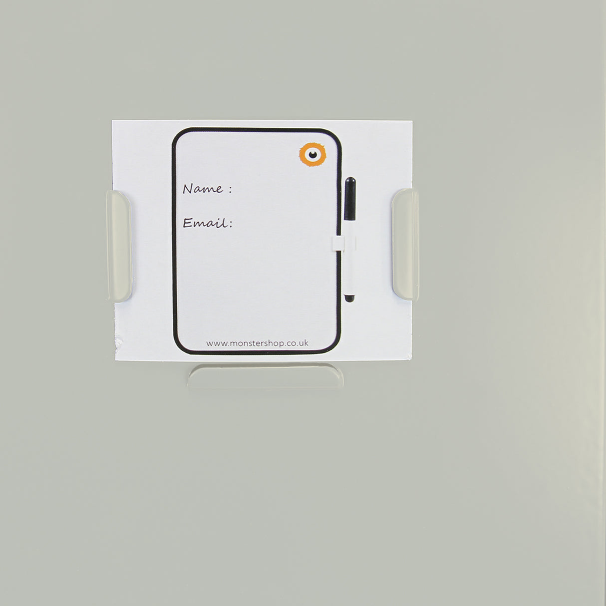 Armadietto in acciaio grigio con tre porte, design moderno, ideale per scuole e uffici, con superficie liscia e resistente
