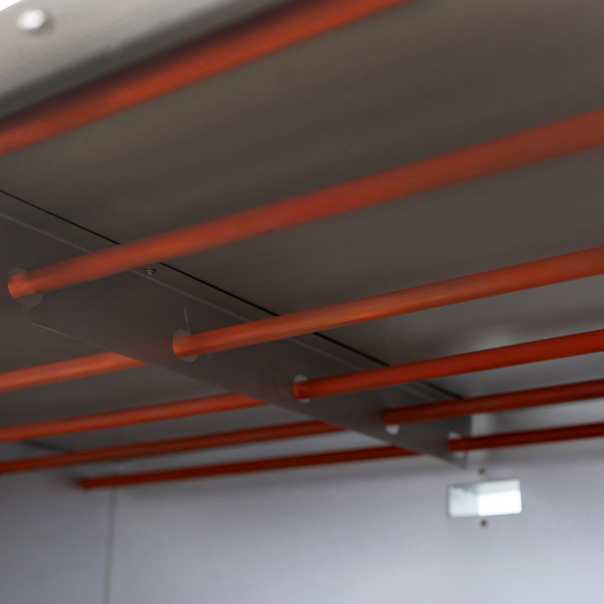 Interno del forno professionale KuKoo con barre di supporto arancioni, struttura in acciaio inox, progettato per pizza e panificazione