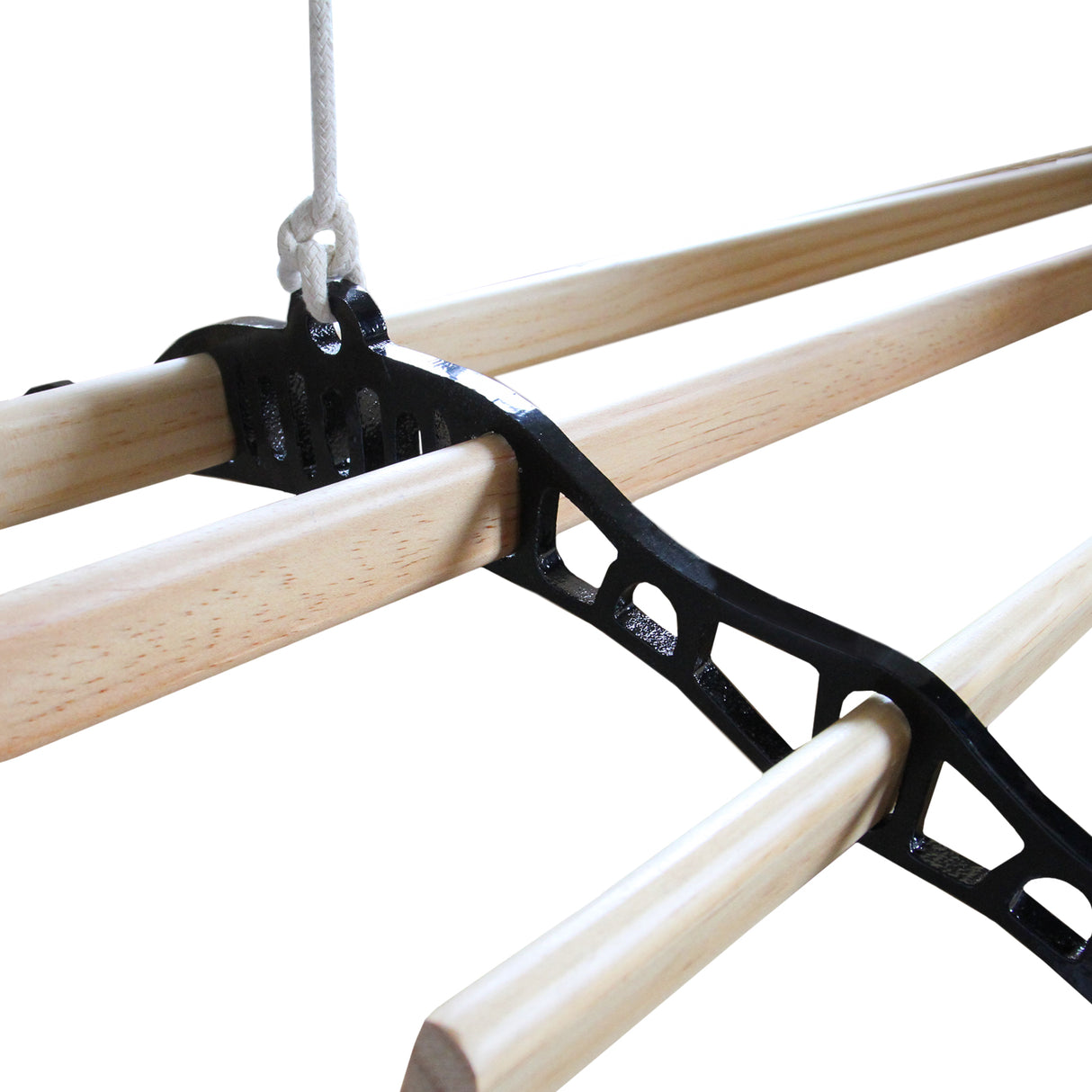 Stendibiancheria da soffitto nero, con barre in legno chiaro e supporto in metallo, ideale per asciugare i vestiti in spazi ridotti