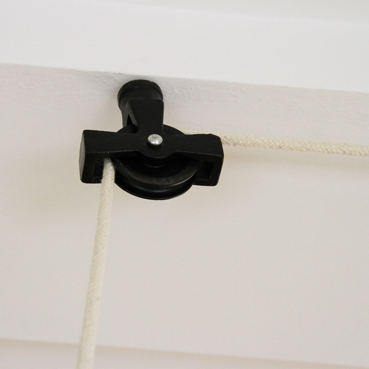 Stendibiancheria da soffitto nero, con puleggia in plastica e corda resistente, ideale per ottimizzare lo spazio in casa