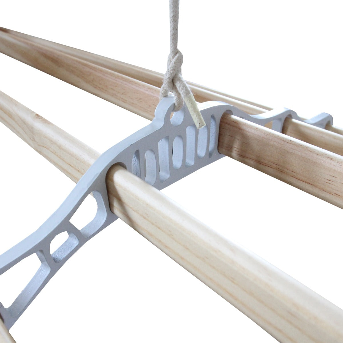 Stendibiancheria da soffitto bianco, con struttura in legno chiaro e dettagli in metallo, design elegante e funzionale per asciugare i panni