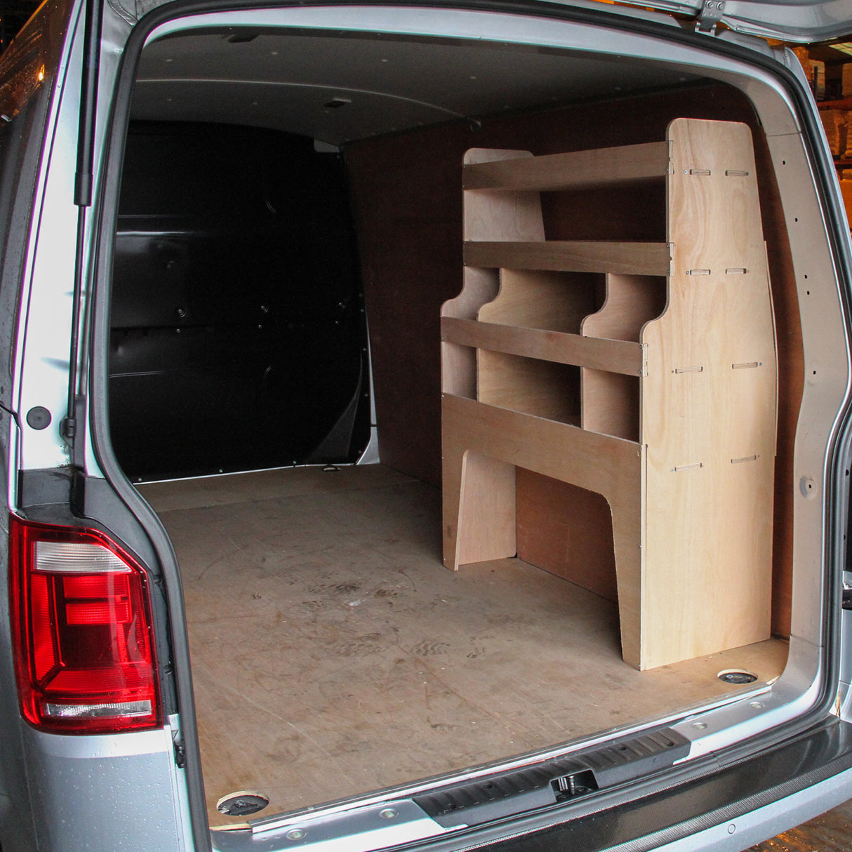Scaffalatura in legno chiaro per furgone VW Transporter SWB, con ripiani pratici e finitura liscia, ideale per organizzare lo spazio interno