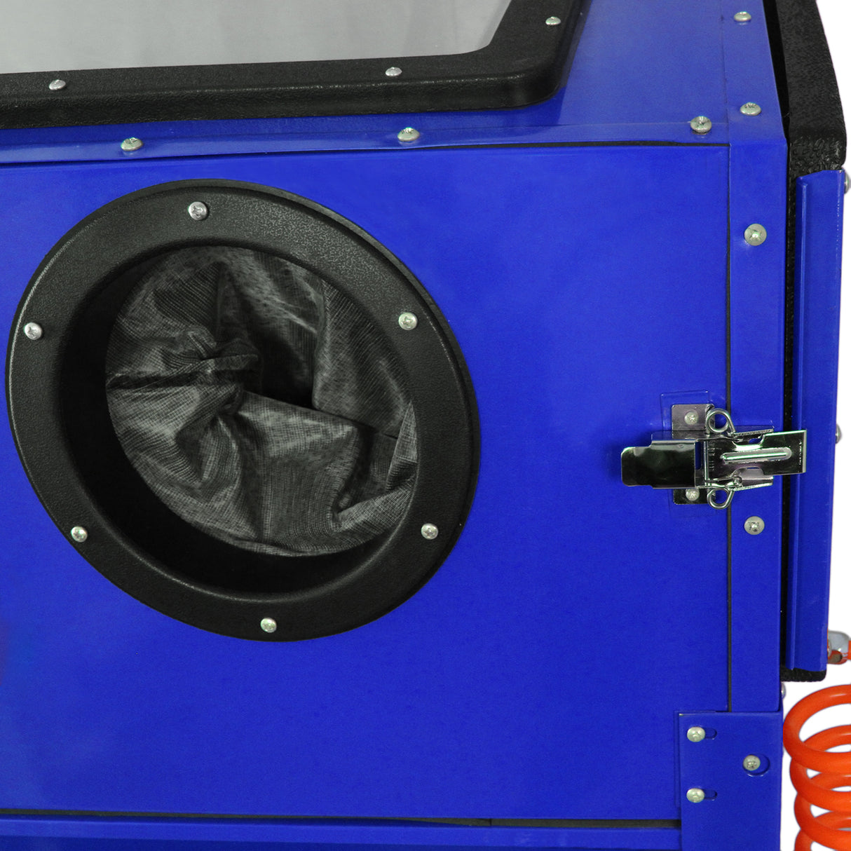Cabina sabbiatrice MaxBlast da 220 litri, con finitura blu, maniglia nera e tubo arancione per l'aria compressa, design robusto e funzionale