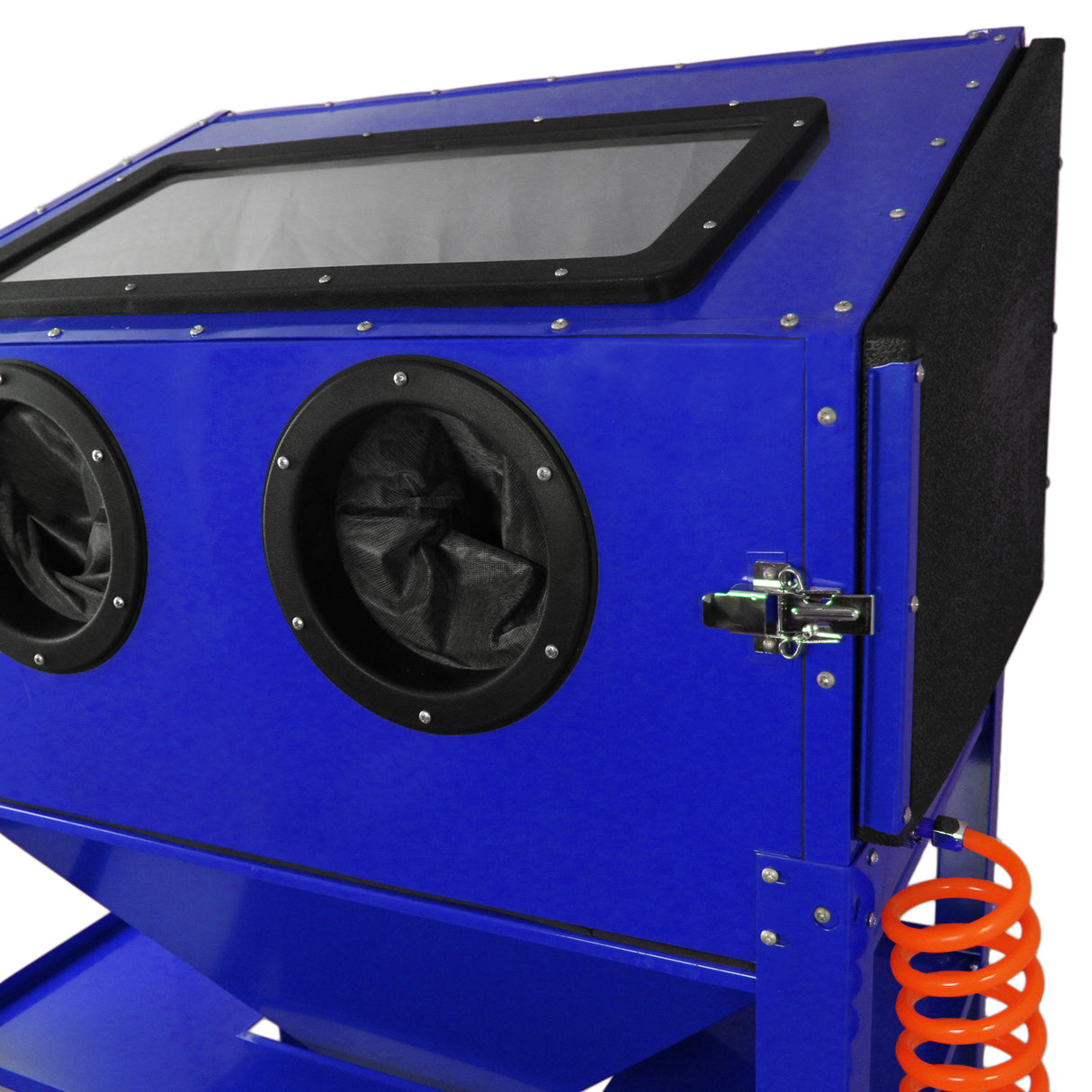 Cabina sabbiatrice MaxBlast da 220 litri, struttura blu, finestre trasparenti, maniglie rotonde e tubo flessibile arancione per aria compressa