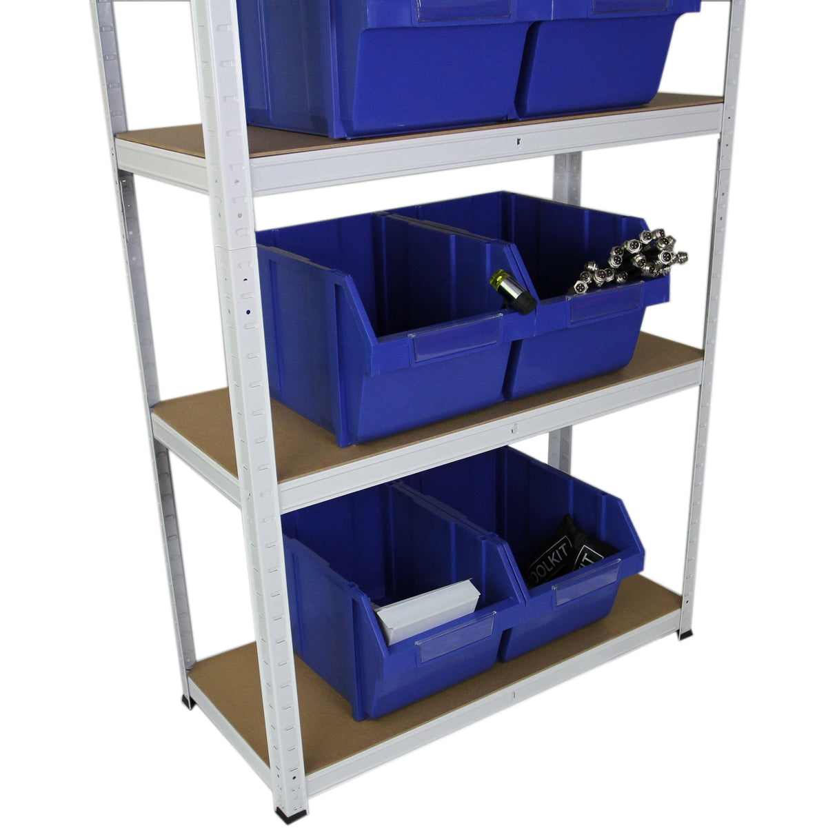 Scaffale da garage bianco in metallo con tre ripiani, contenitori blu in plastica per organizzare attrezzi e materiali vari