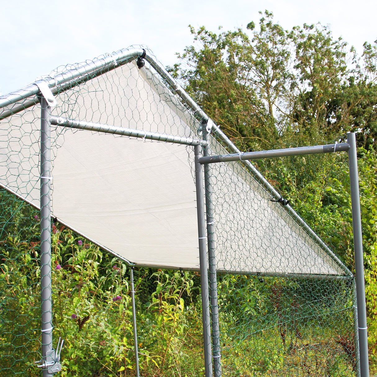 Recinzione per pollaio 3x2m con struttura in metallo grigio, rete a maglie e tetto in tessuto bianco, ideale per animali da esterno