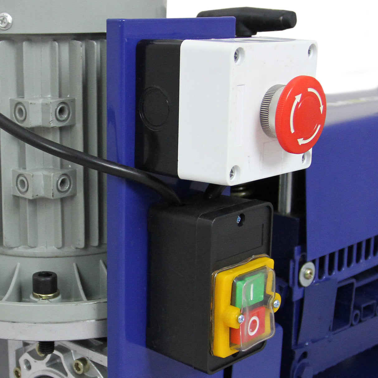 Pannello di controllo della Spella Cavi Automatica T-Mech, con pulsanti rossi e verdi su fondo blu, per operazioni sicure e intuitive