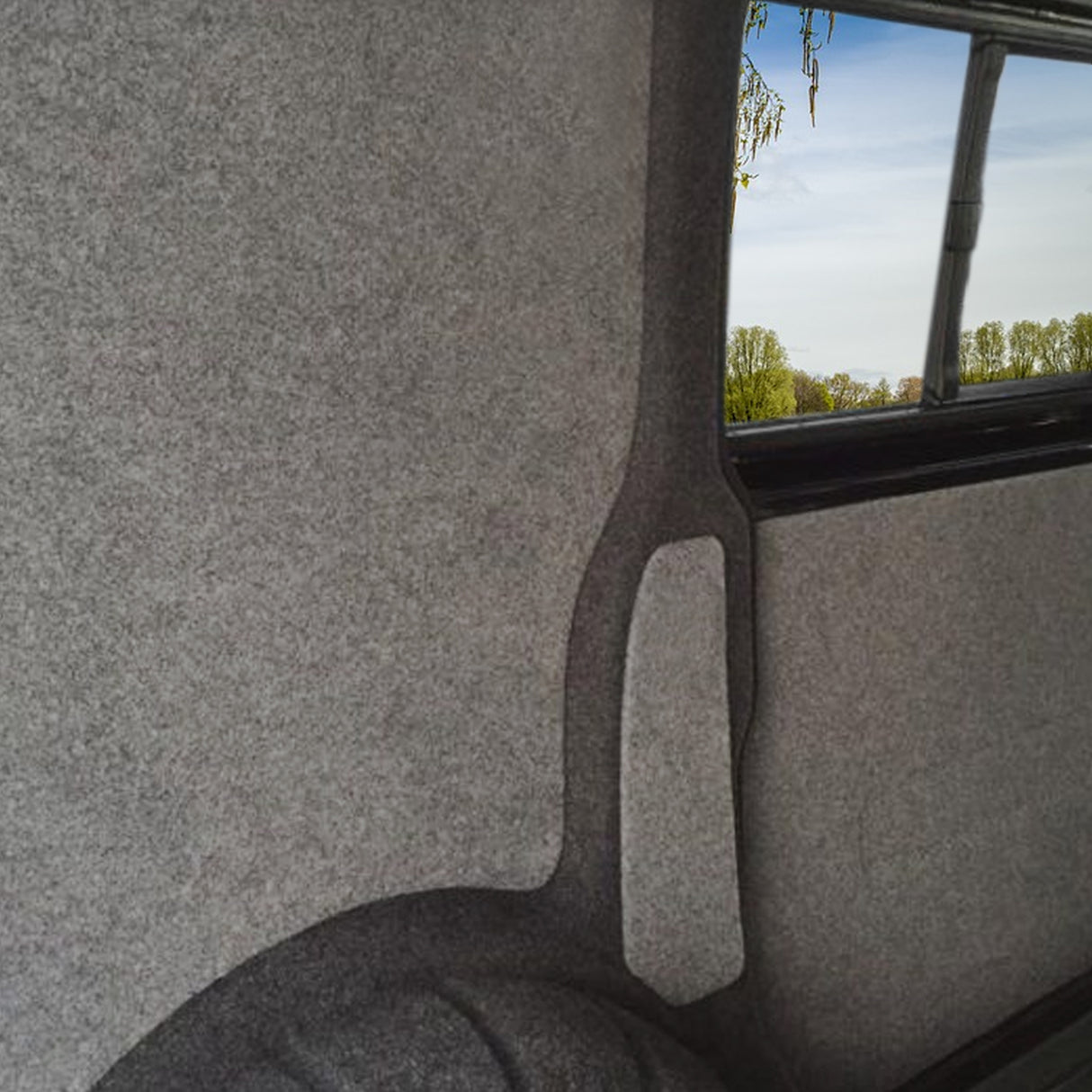 Rivestimento grigio fumo per furgone VW Caddy, morbido al tatto, con dettagli curati e finiture eleganti, ideale per protezione e stile