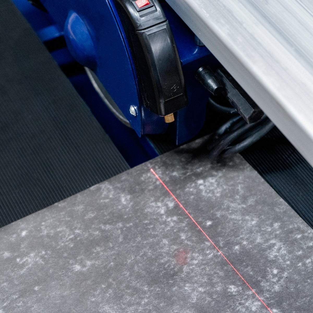 Tagliapiastrelle ad acqua T-mech da 920mm con linea laser rossa, struttura robusta e superficie di taglio in granito grigio scuro