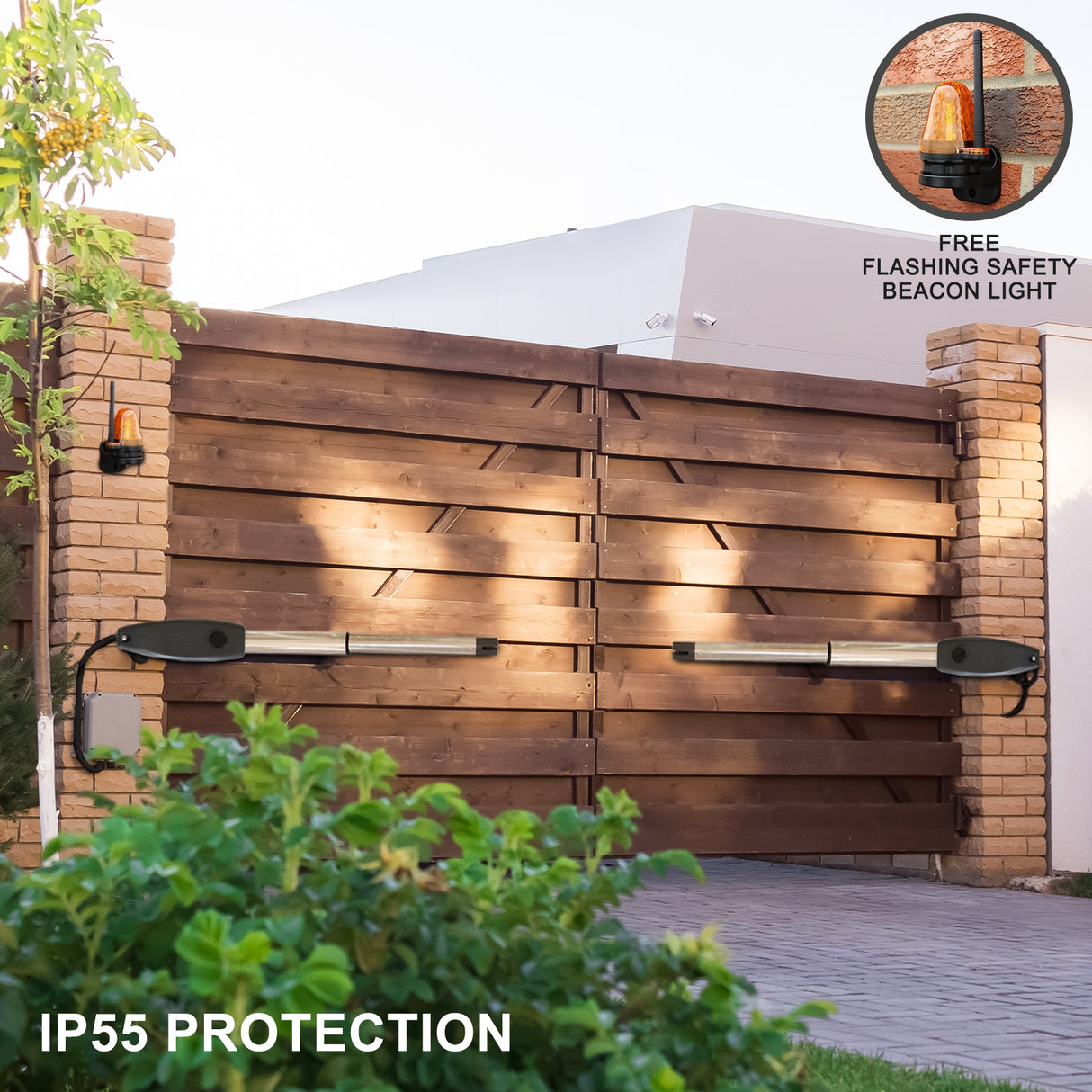 Set apri cancello battente in legno con barre di metallo, luce lampeggiante di sicurezza e protezione IP55, sfondo verde e pavimentazione in pietra