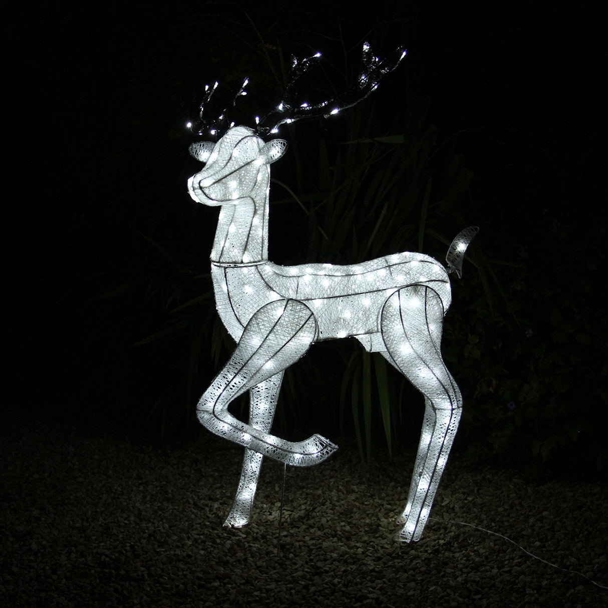 Renna di Natale luminosa maschile, bianca, con luci LED, in posizione eretta su sfondo scuro, decorativa per esterni