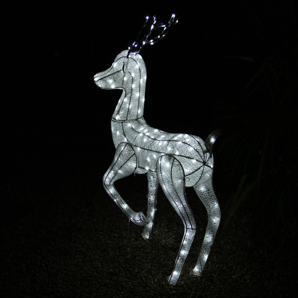 Renna di Natale luminosa maschio, realizzata in filo bianco con luci LED, presenta un design elegante e dettagliato, ideale per decorazioni festive