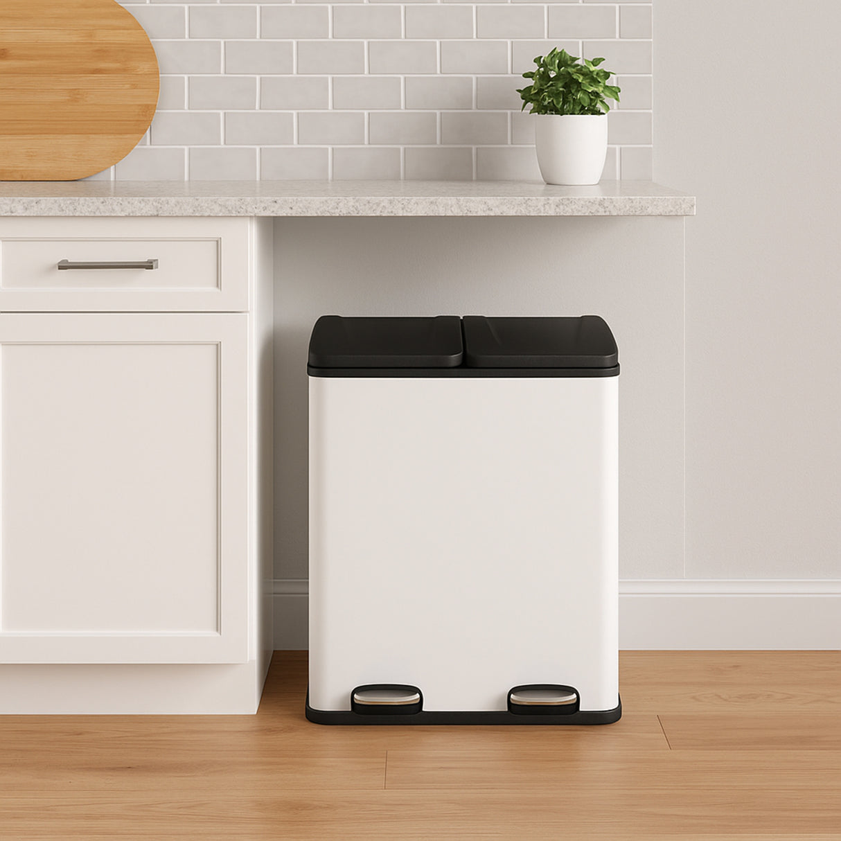 Pattumiera bianca a due compartimenti da 60 litri con coperchio nero, posizionata accanto a un mobile cucina in legno chiaro