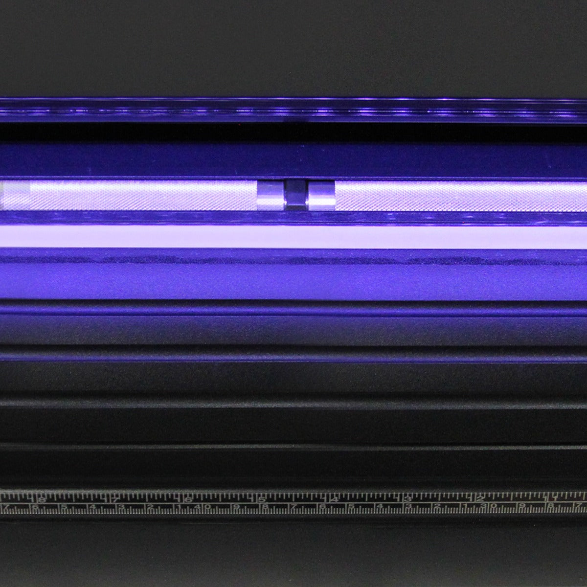 Taglierina per vinile da 1350 mm con guida luminosa a LED, struttura nera e superficie liscia per un taglio preciso e facile