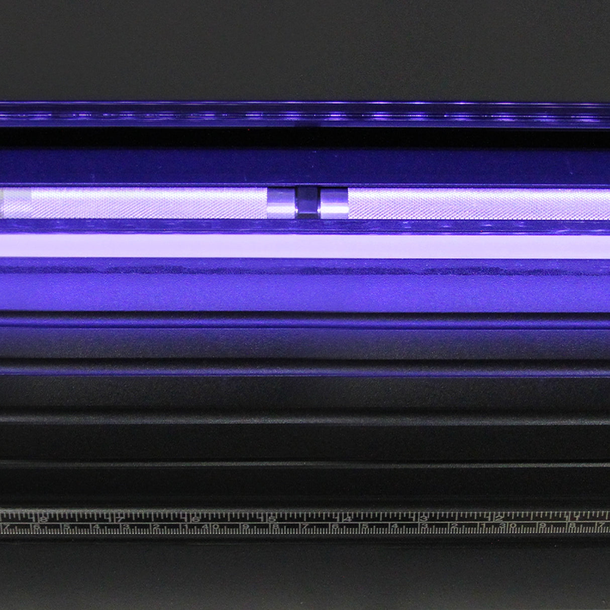 Pressa a caldo 5 in 1 con luce LED, struttura nera, superficie liscia, dettagli metallici e barra di taglio luminosa in viola