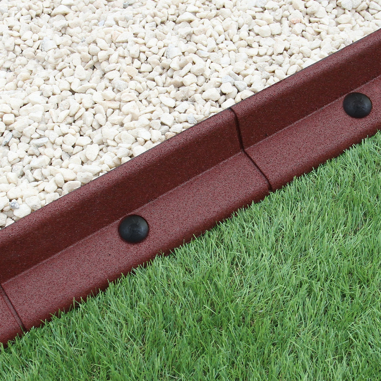Bordatura da giardino flessibile in terracotta, lunga 1.2m, con superficie liscia e dettagli neri, ideale per delimitare aiuole e giardini
