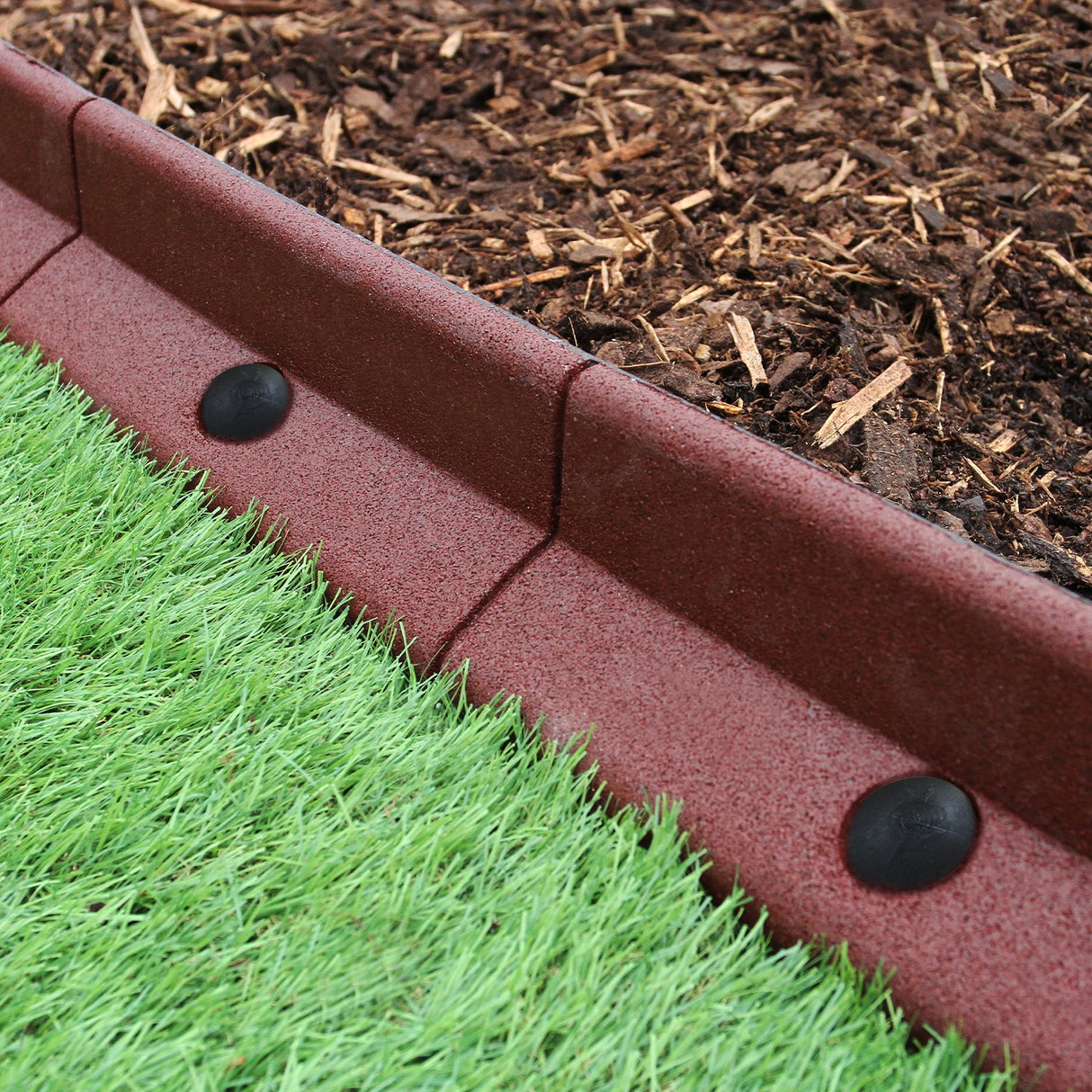 Bordatura da giardino flessibile in terracotta, lunga 1.2m, con superficie liscia e dettagli arrotondati, ideale per delimitare aiuole