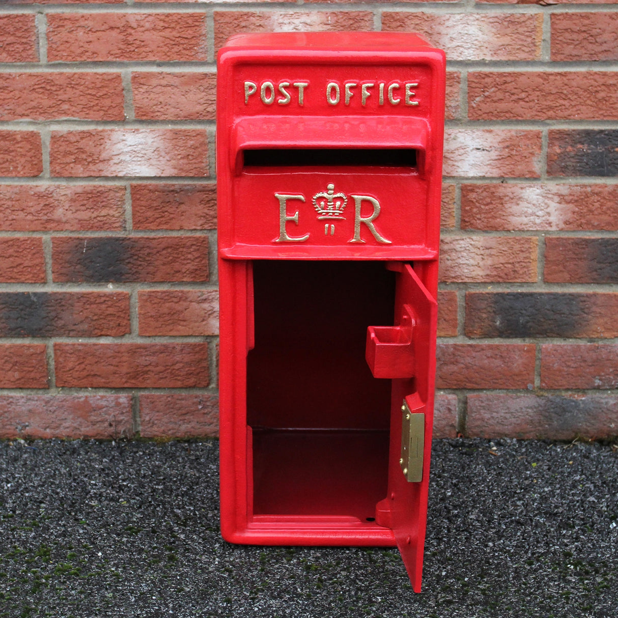 Cassetta postale britannica rossa con piedistallo, decorata con la scritta "POST OFFICE" e il monogramma "E R" in oro, apertura frontale