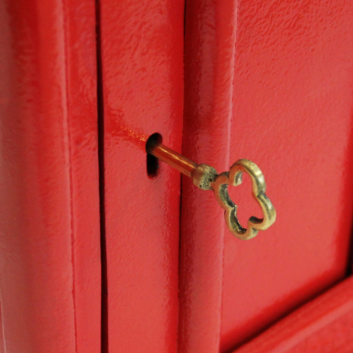 Cassetta postale britannica rossa con chiave dorata, dettagli in metallo lucido e finitura liscia, elegante e funzionale