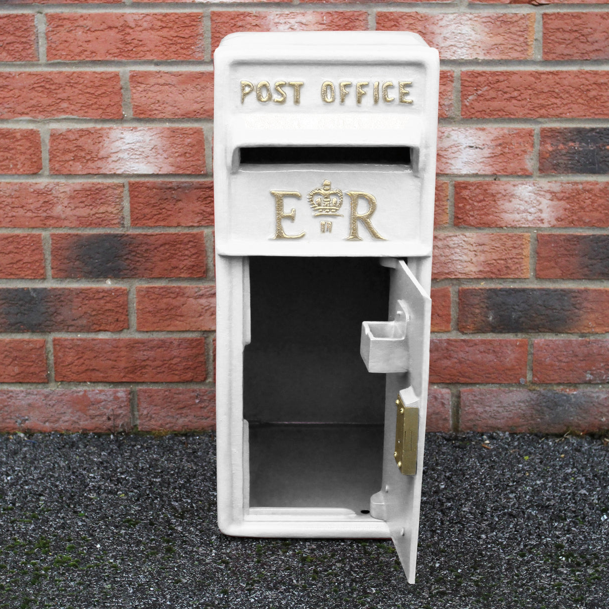 Cassetta postale britannica bianca con dettagli dorati, apertura frontale, design vintage e scritta "POST OFFICE" in rilievo