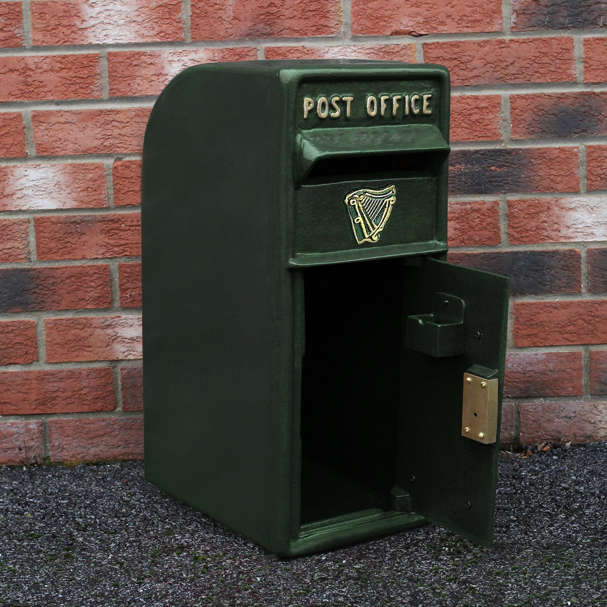 Cassetta postale britannica verde con piedistallo, finitura liscia, decorazioni dorate e apertura frontale per lettere