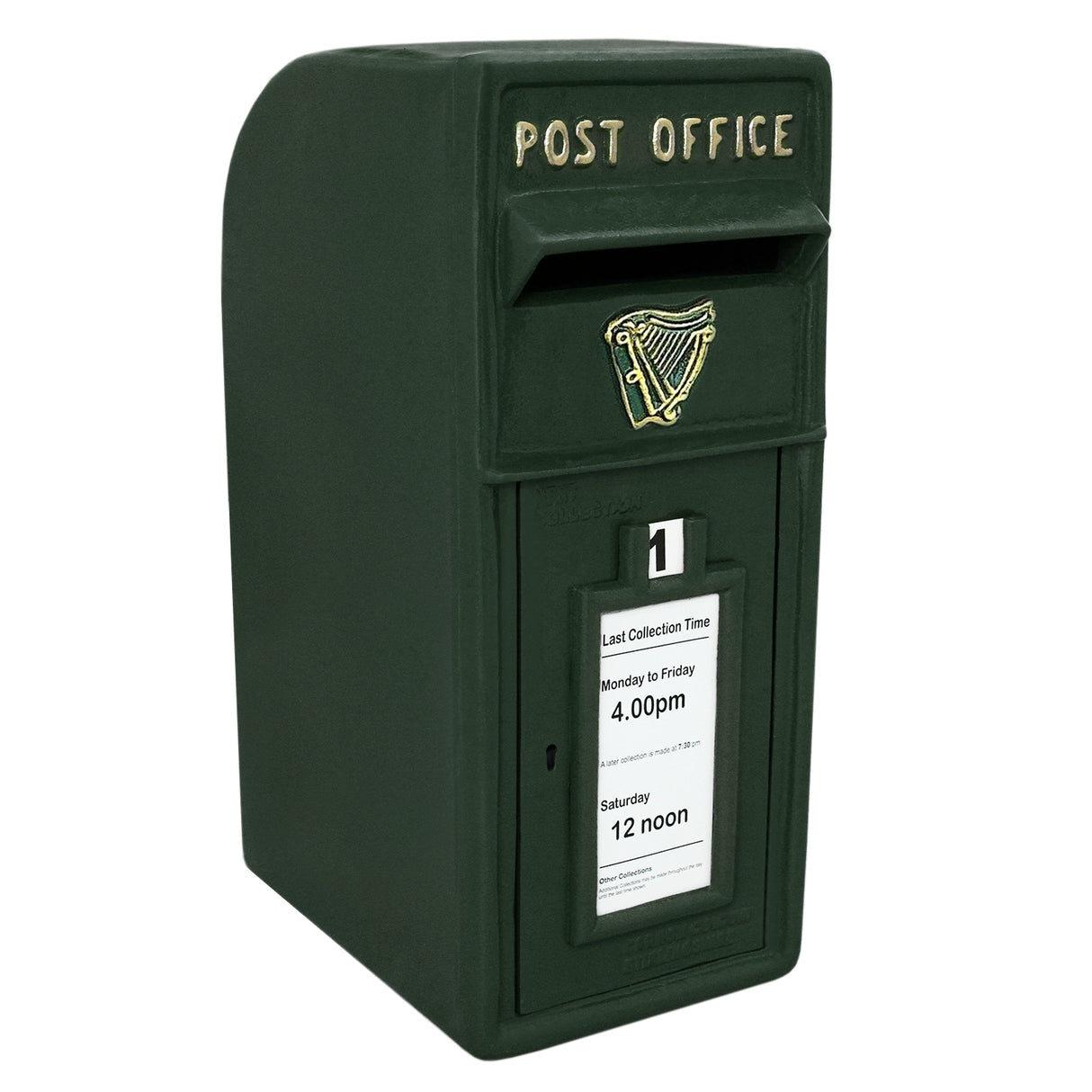 Cassetta postale britannica verde scuro con dettagli dorati, fessura per lettere e orari di raccolta ben visibili