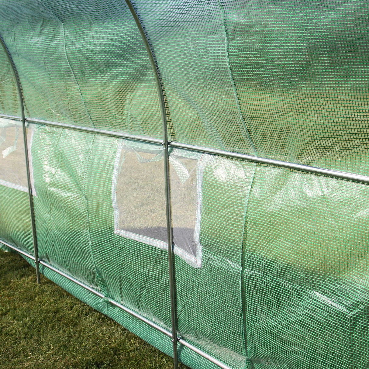 Serra da giardino a tunnel in plastica verde, struttura metallica, finestre laterali per ventilazione, ideale per coltivazioni