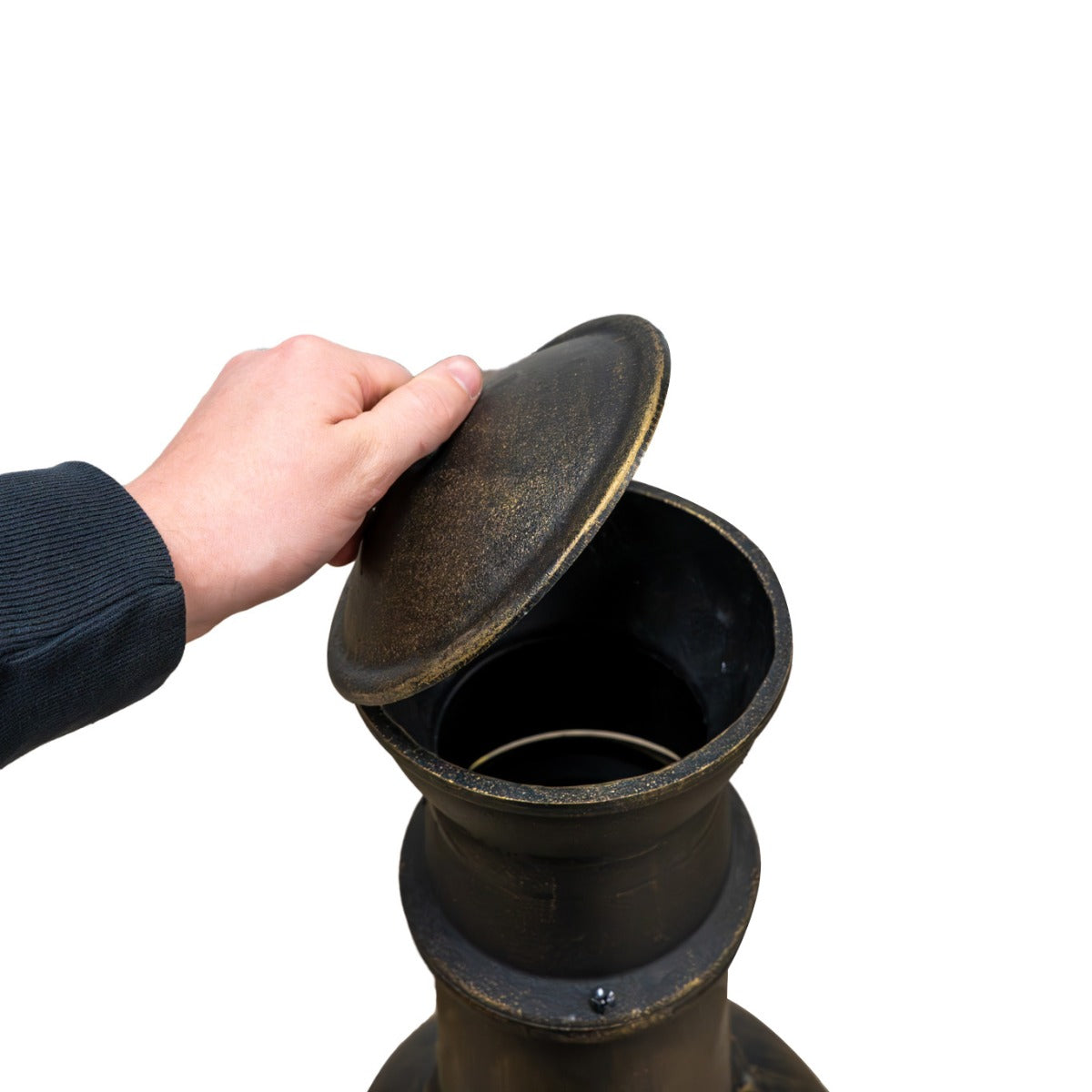 Caminetto bracere da giardino a ciminiera con finitura nera e dettagli dorati, coperchio in metallo sollevato da una mano