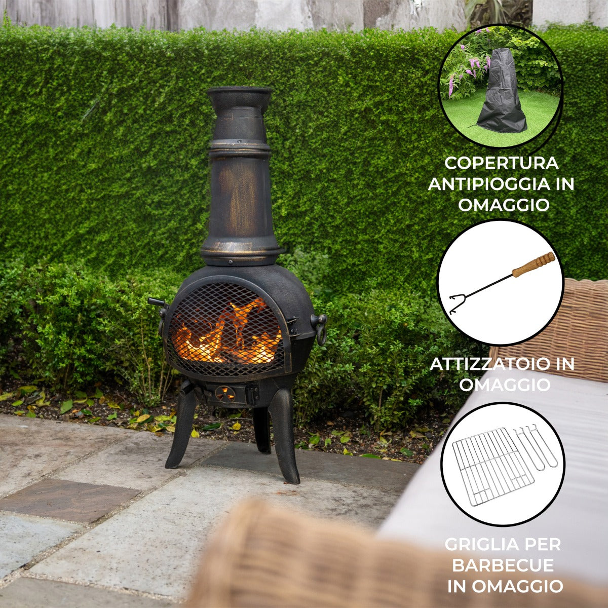 Caminetto bracere da giardino a ciminiera in metallo nero, con fiamme danzanti, posizionato su un patio accogliente con verde sullo sfondo