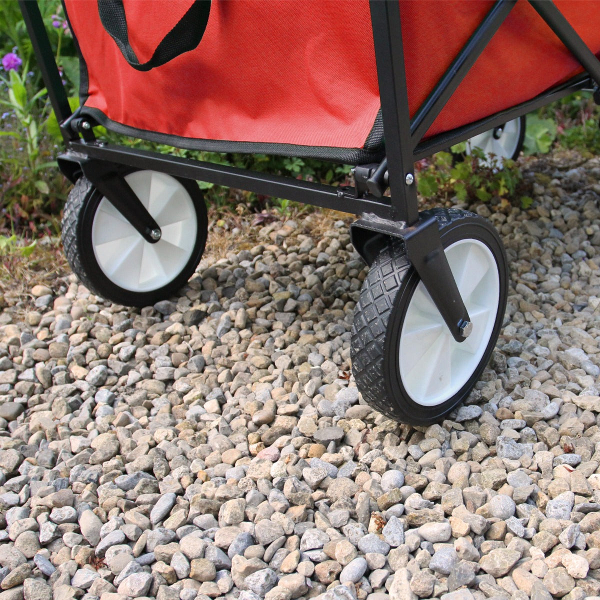 Carrello per giardinaggio pieghevole rosso con ruote bianche, tela robusta e struttura nera, ideale per il trasporto di attrezzi e piante