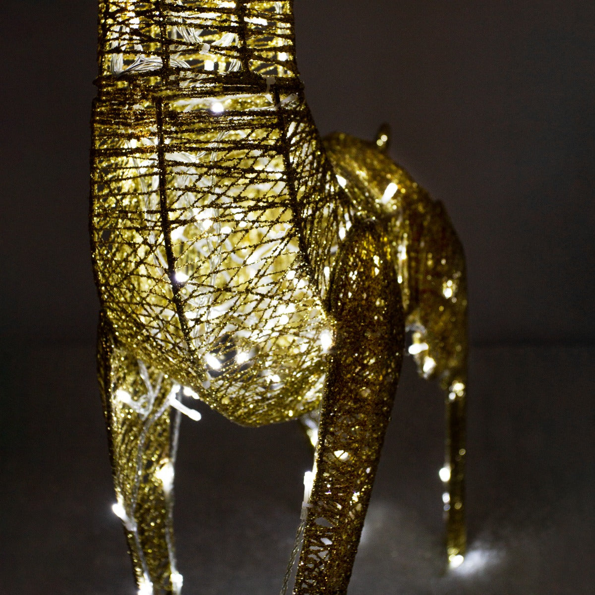Renna di Natale luminosa maschio in oro, realizzata in rete metallica con luci bianche, dettagli brillanti e texture elegante