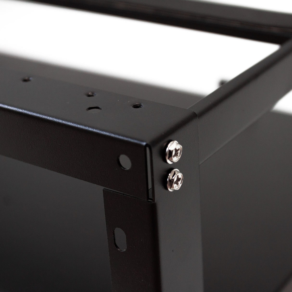 Telaio robusto in metallo nero per impianto di mining, progettato per ospitare 6-8 GPU, con dettagli di montaggio visibili