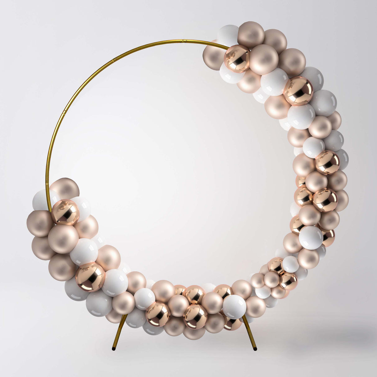 Arco decorativo dorato per matrimoni, composto da palline bianche e rosa, con finitura lucida e una forma circolare elegante