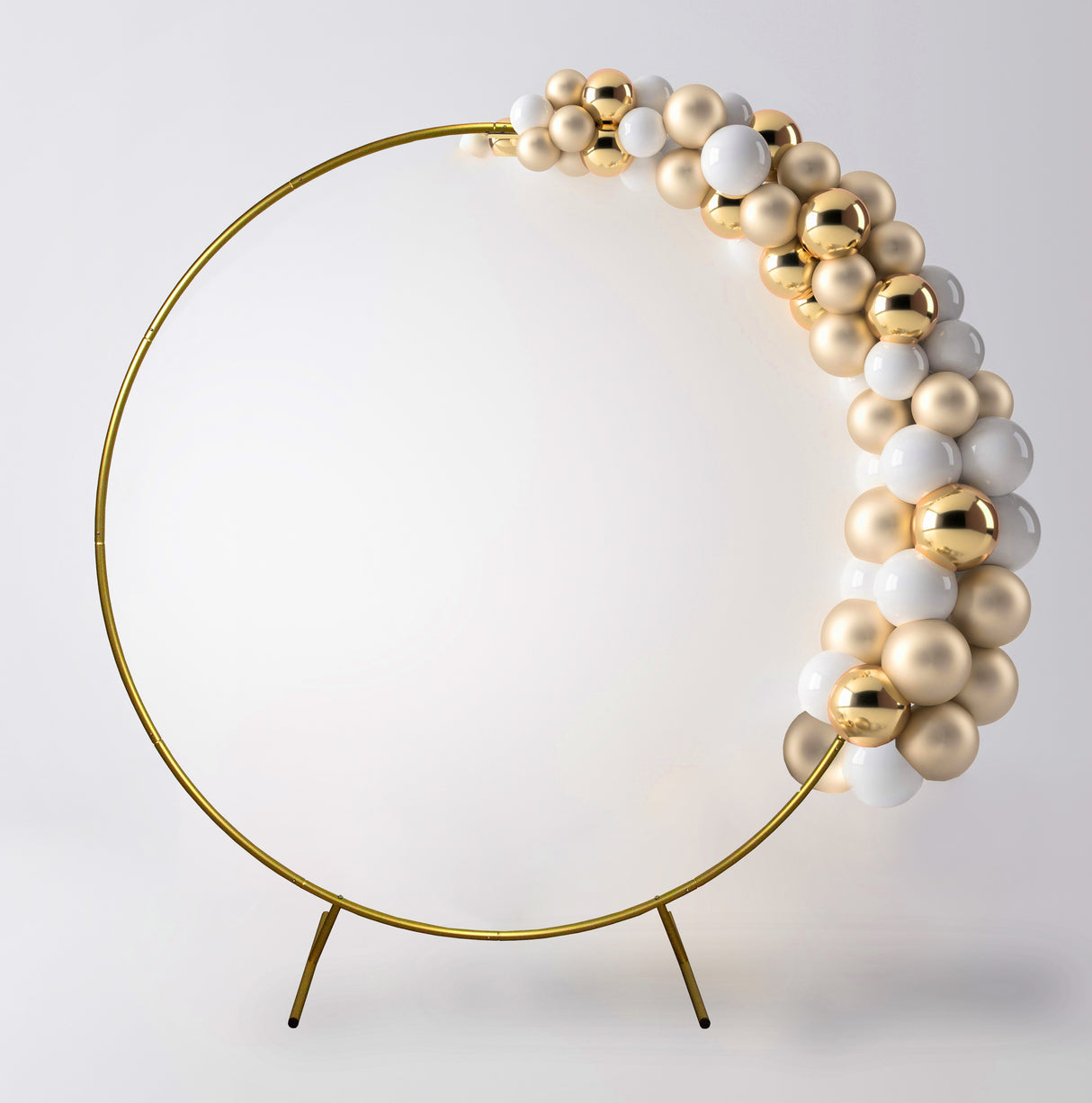 Arco decorativo dorato per matrimoni, con palline bianche e dorate che creano un elegante effetto visivo e texture lucida