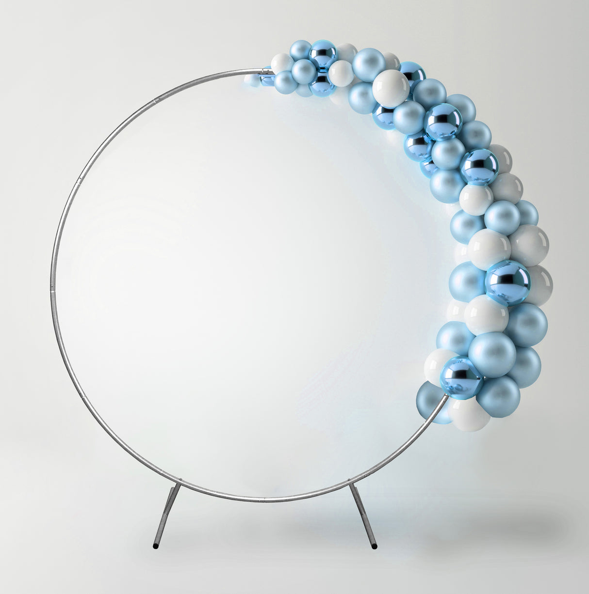 Arco decorativo per matrimoni in argento, con palloncini blu e bianchi lucidi, elegante e moderno, ideale per cerimonie romantiche