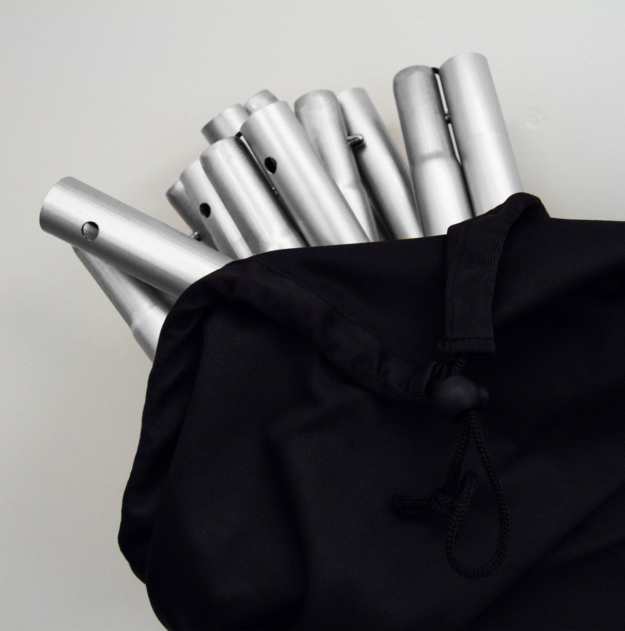 Arco decorativo per matrimoni in argento, composto da tubi metallici lucidi, riposto in una borsa nera con cordino di chiusura