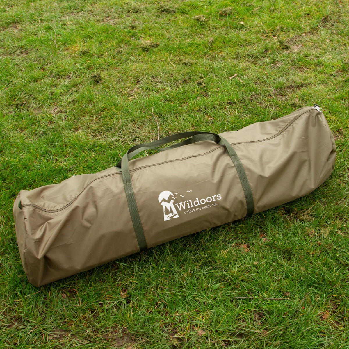Borsa di trasporto verde oliva per tenda bivvy da pesca, con manici robusti e logo Wildoors, su erba verde