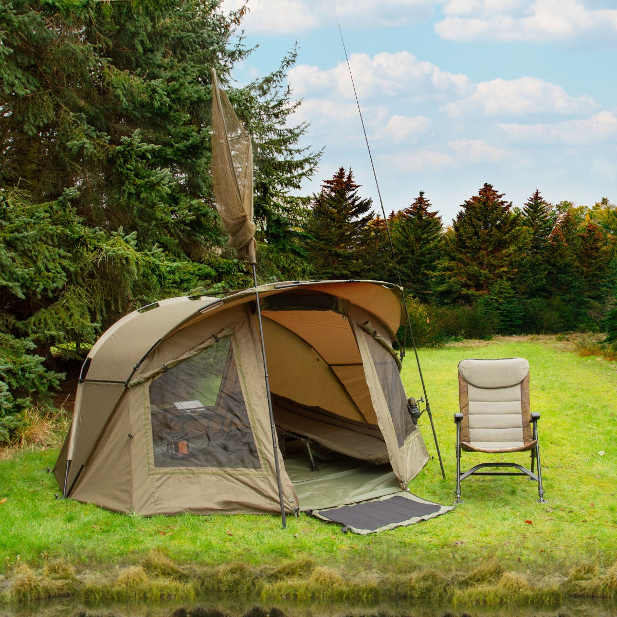 Tenda bivvy da pesca per 2 persone, 3x3 m, colore verde oliva, con sedia reclinabile e ambiente naturale circostante
