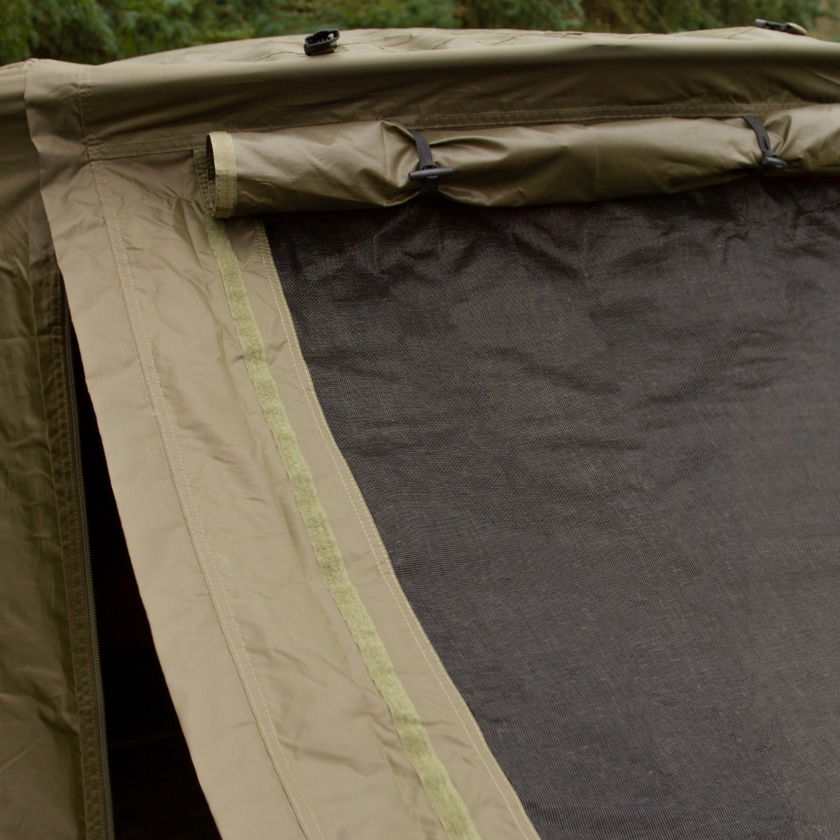 Tenda bivvy da pesca 3x3 m in tessuto verde oliva, con finestra in rete nera e dettagli in nylon, ideale per due persone