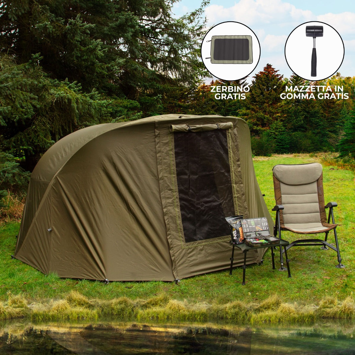 Tenda bivvy da pesca verde oliva per 2 persone, con finestra in rete, posizionata su un prato vicino a un lago, sedia pieghevole accanto