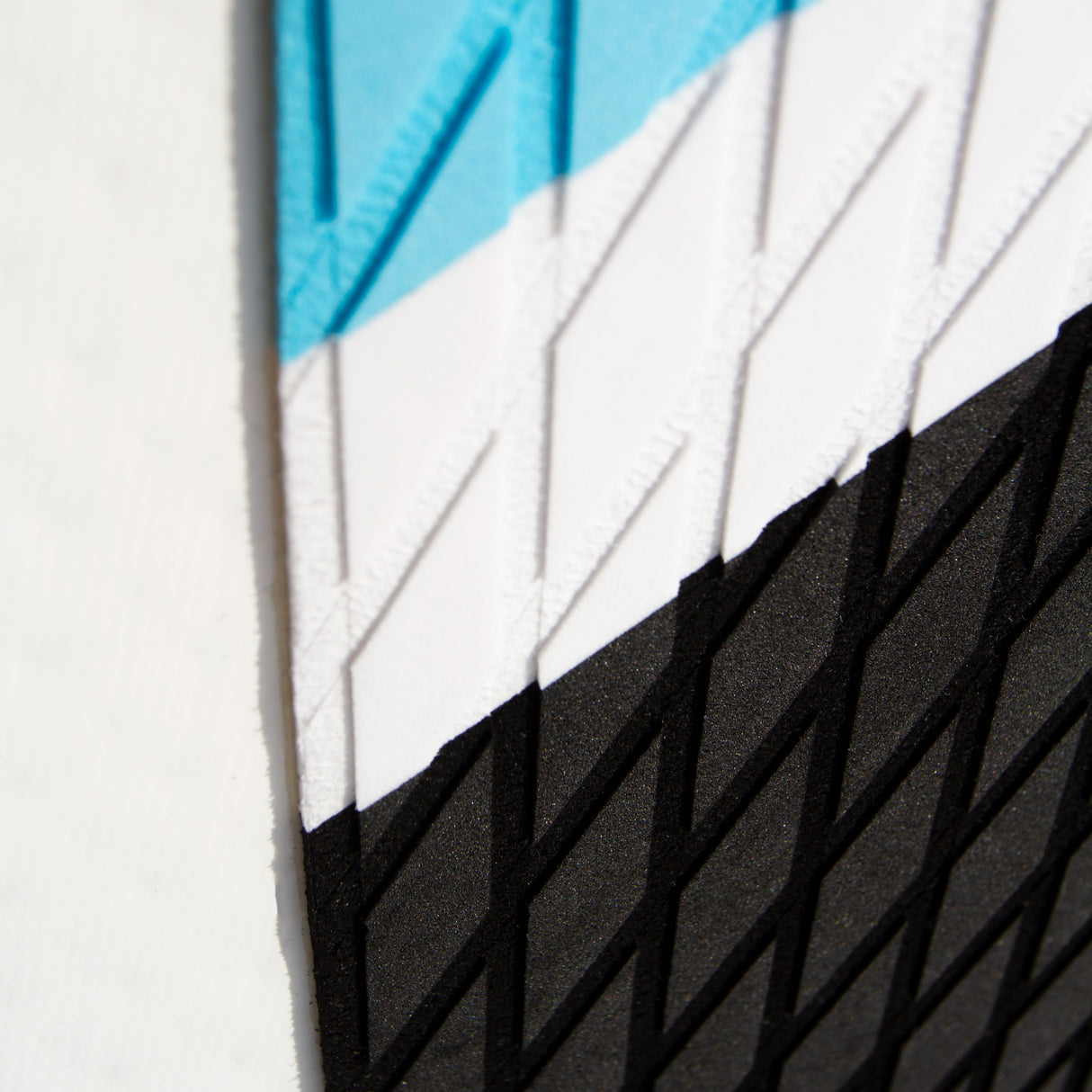 Tavola da surf SUP gonfiabile da 3m, con superficie blu, bianca e nera, texture antiscivolo e design geometrico elegante