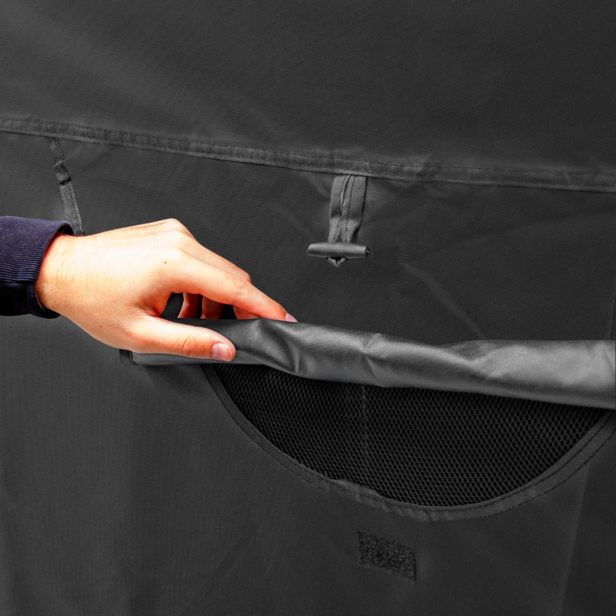 Tenda per motociclette nera con tasca in rete, manico per apertura e chiusura, materiale resistente e impermeabile, design funzionale