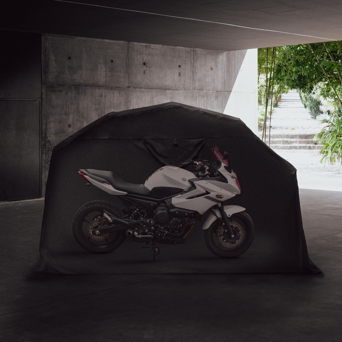 Tenda per motociclette larga di colore nero, con una moto bianca visibile all'interno, su sfondo moderno e minimalista